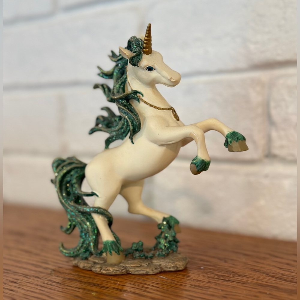 Hamilton Emerald Isle Unicorn Collection "Let Love and Friendship Reign" - Picture 2 of 7